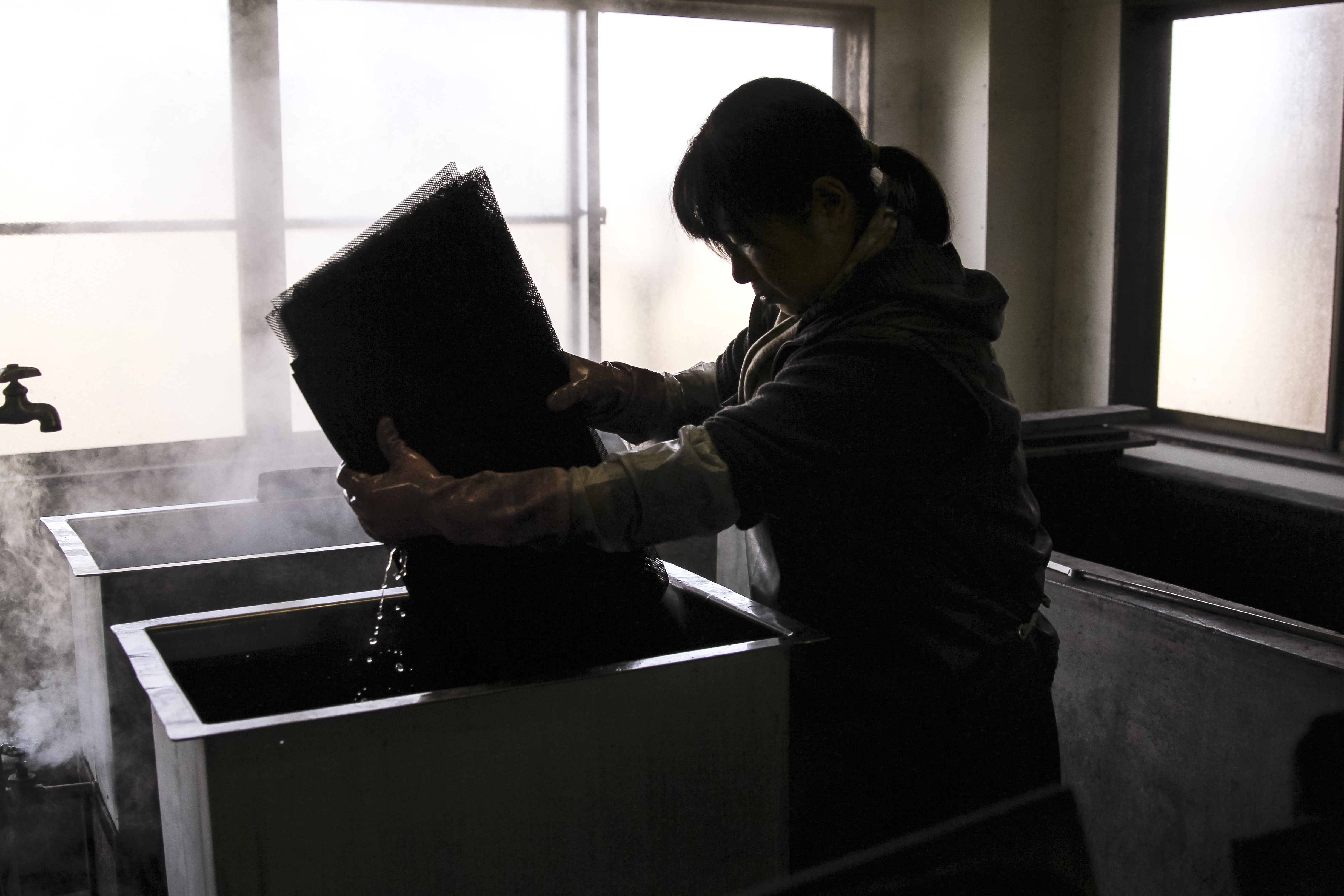 染色した木材で作る寄木細工は、木材を乾燥させることから始めます