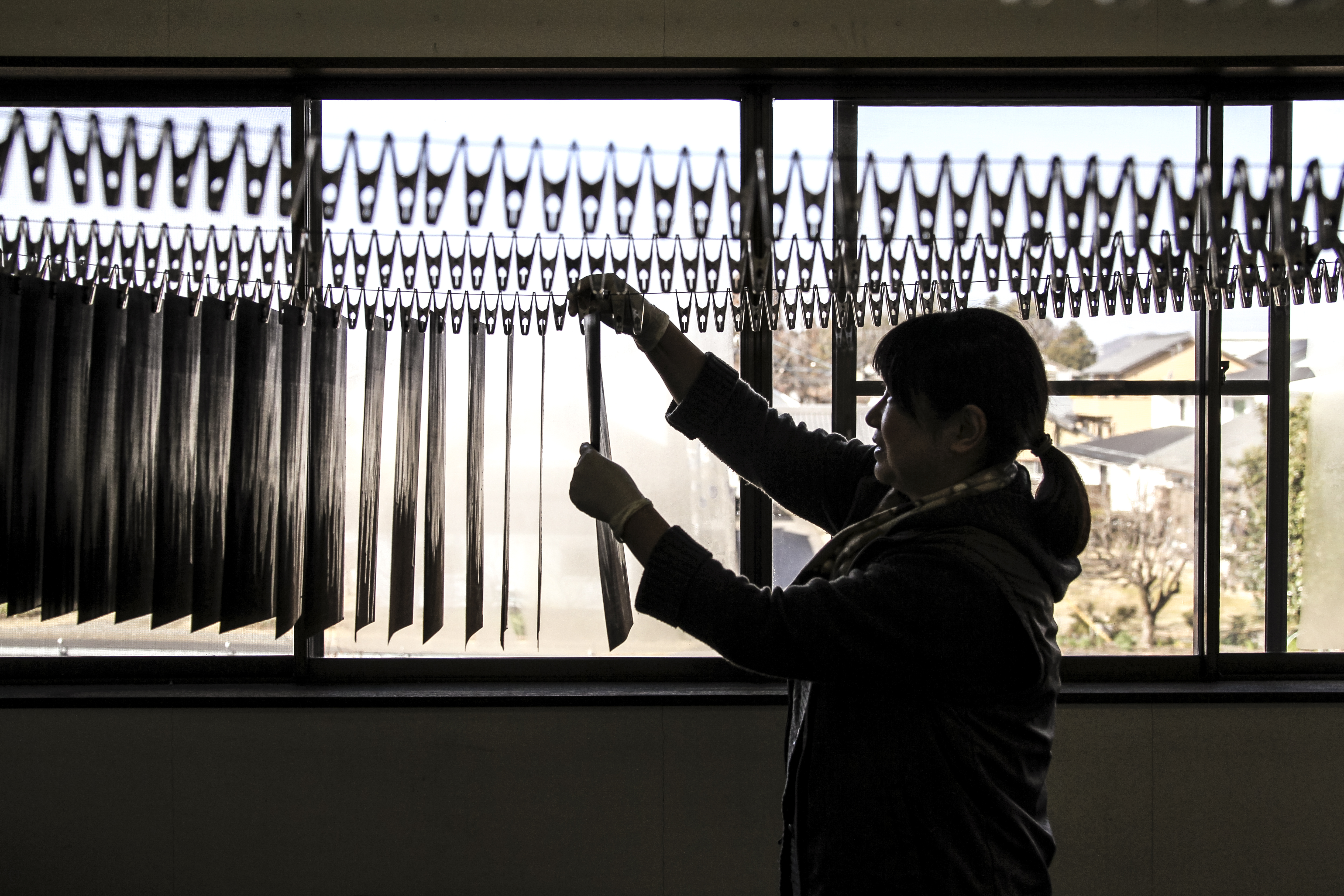 染色した木材で作る寄木細工は、木材を乾燥させることから始めます