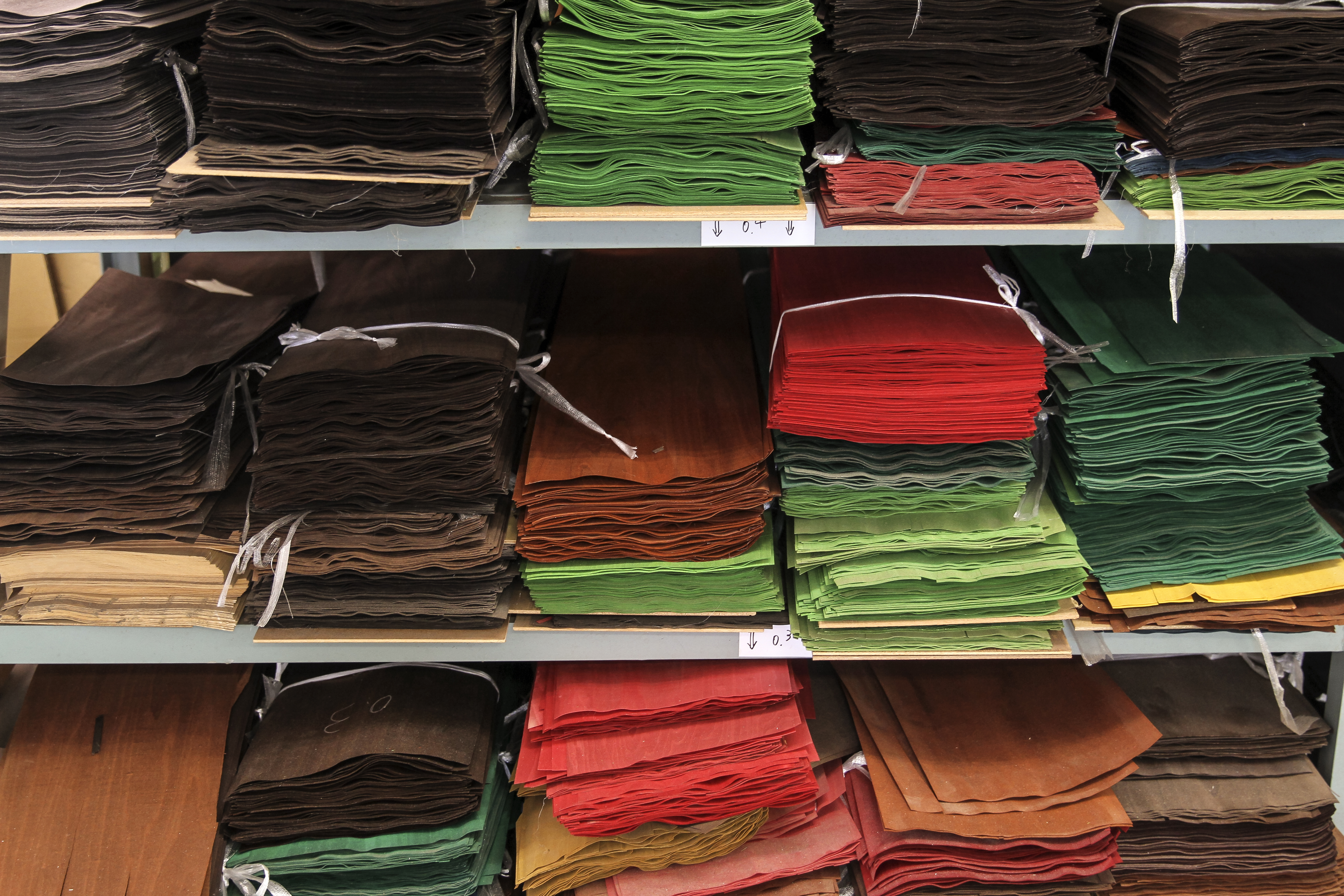 染色した木材で作る寄木細工は、木材を乾燥させることから始めます。