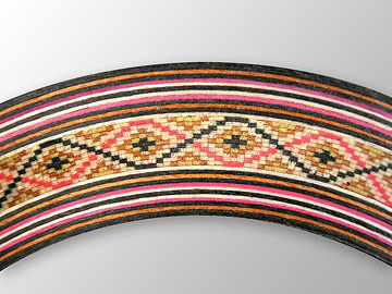 色とりどりの板は、何層にも貼り重ねられ、特殊な方法で圧縮されます。その後、薄く切り出され、細かく繊細な模様を作り出します。 