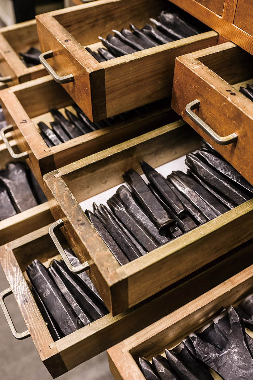 錺金具で使用する鏨（たがね）は、3000本を超えます。