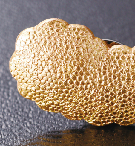  カサゴの赤は煮色という技法で生まれます。エビフライの黄金は、緊迫を施し、フグは、金銀メッキと硫化の技法が使われています。