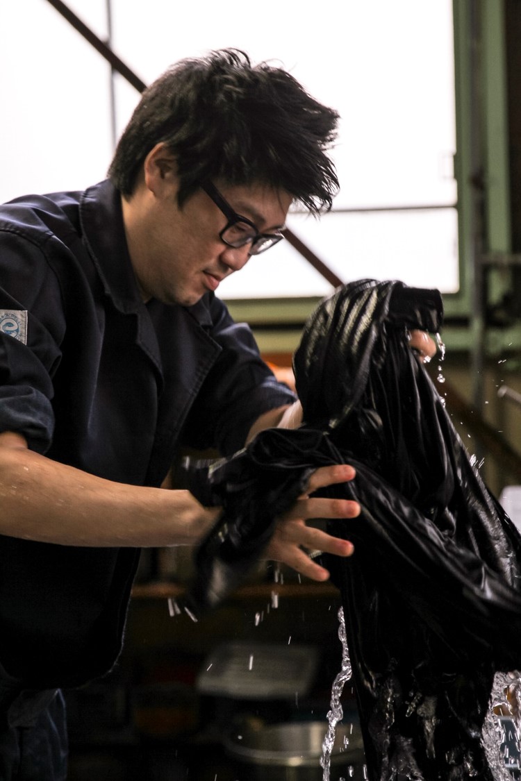 名古屋黒紋付染めの黒を身近に感じてもらうために、手ぬぐい用に、特別に黒の染料を配合し、時間をかけ丁寧に染めています。 