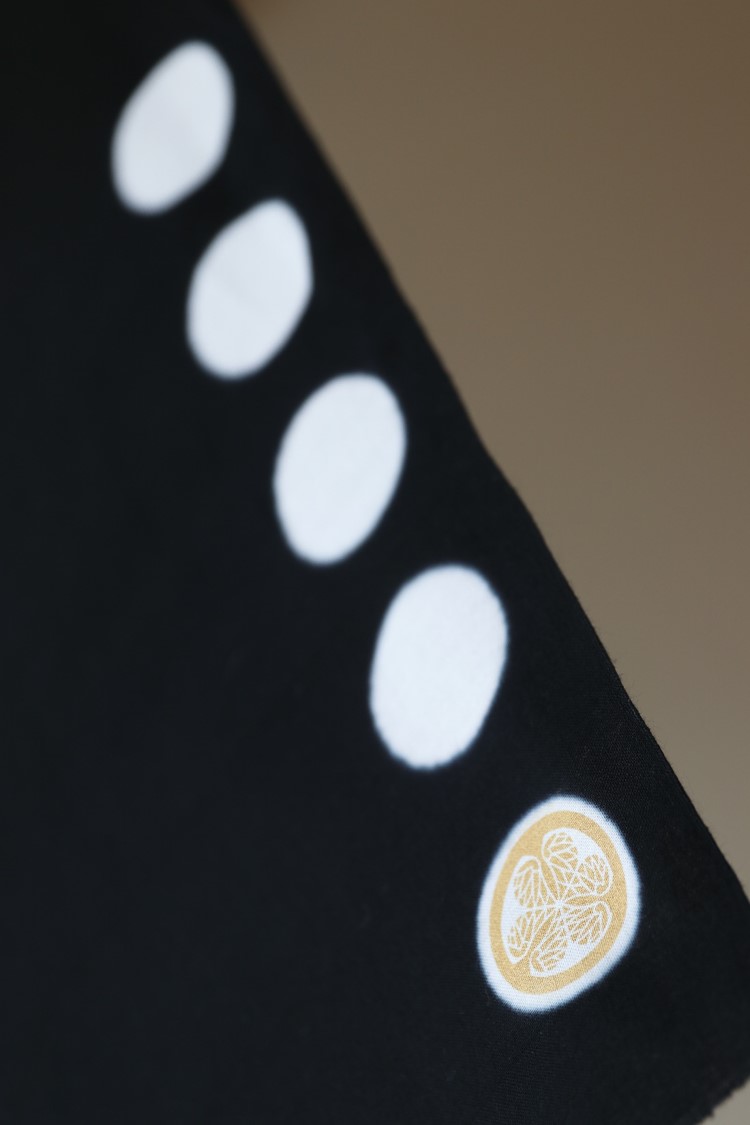 木曾谷国有林で産する天然木曽檜で樹齢300年前後の材料を使用しています。 