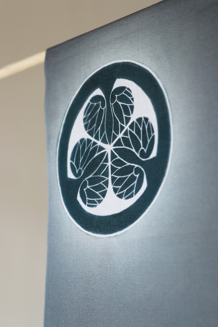 木曾谷国有林で産する天然木曽檜で樹齢300年前後の材料を使用しています。 