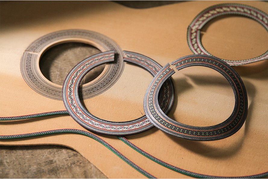 ＊ロゼッタとは、ギターのボディーにあるサウンドホール(穴の開いた部分)の縁を装飾するパーツです。