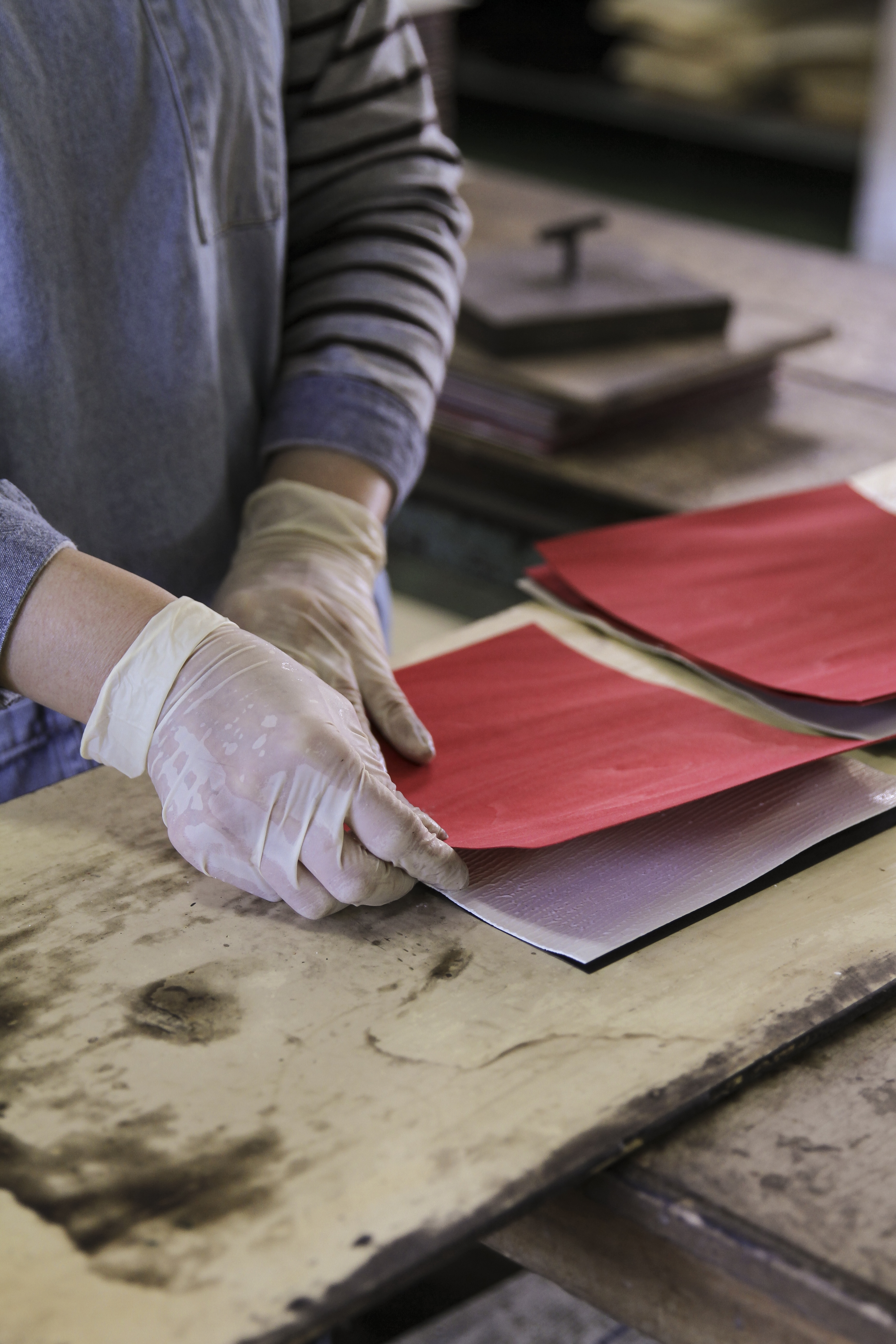 色とりどりの板は、何層にも貼り重ねられ、特殊な方法で圧縮されます。その後、薄く切り出され、細かく繊細な模様を作り出します。 
