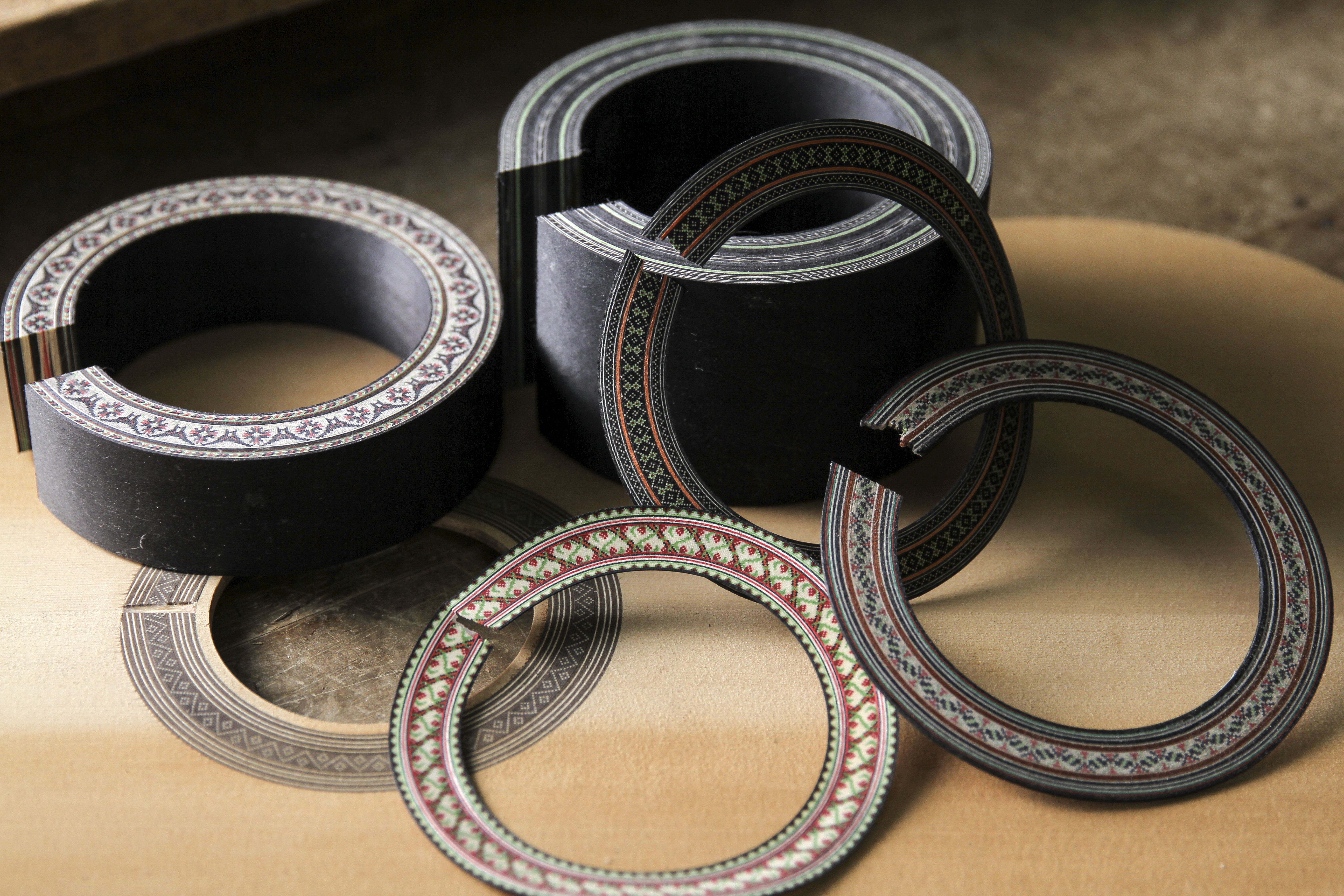 色とりどりの板は、何層にも貼り重ねられ、特殊な方法で圧縮されます。その後、薄く切り出され、細かく繊細な模様を作り出します