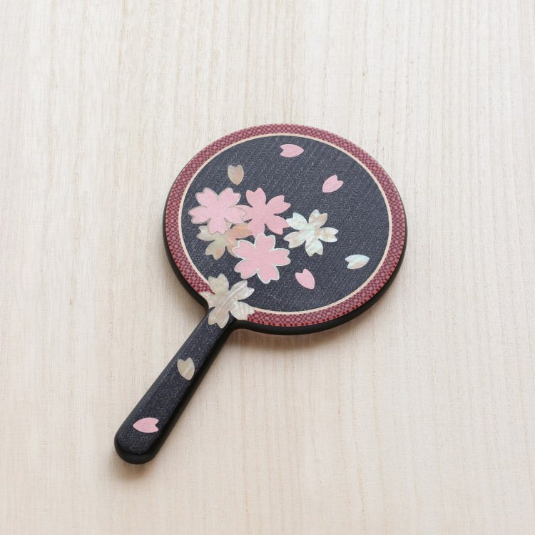 色とりどりの板は、何層にも貼り重ねられ、特殊な方法で圧縮されます。その後、薄く切り出され、細かく繊細な模様を作り出します。 