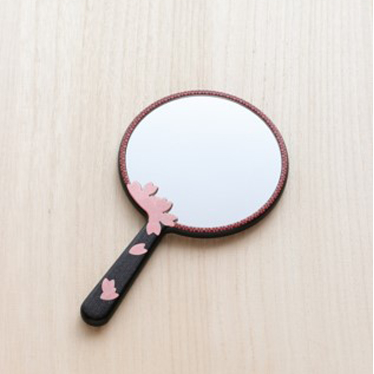 色とりどりの板は、何層にも貼り重ねられ、特殊な方法で圧縮されます。その後、薄く切り出され、細かく繊細な模様を作り出します。 