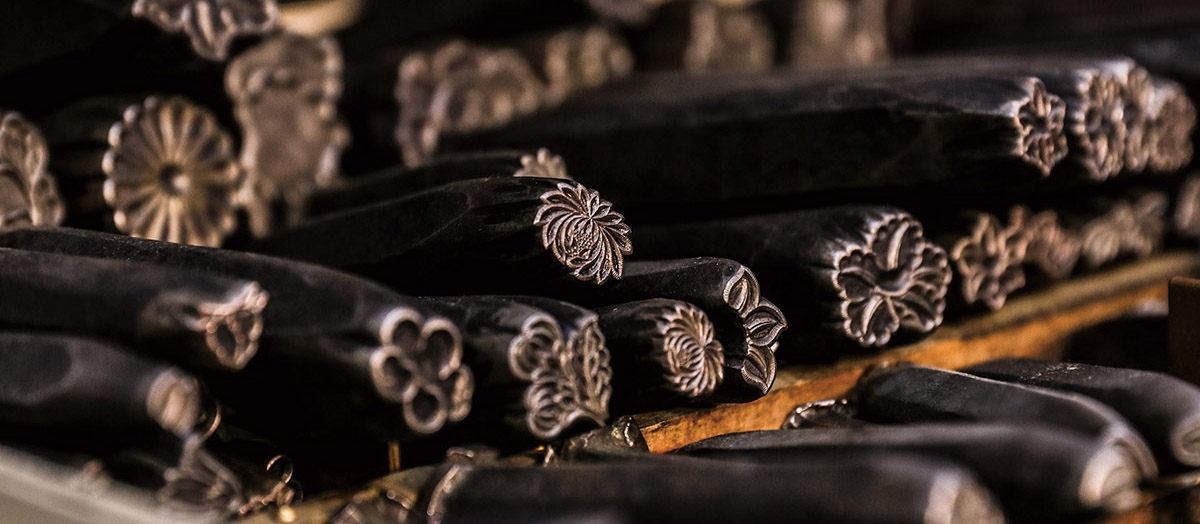 錺金具で使用する鏨（たがね）は、3000本を超えます。