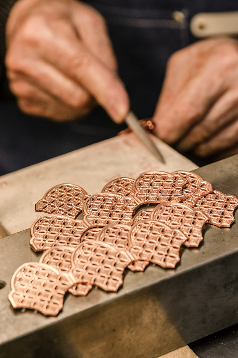 1つ1つ繊細な作業を積み重ねて美しいディテールが作り出されます。